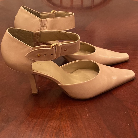 🦊 Nine West buckle wrap heel. - Picture 2 of 6